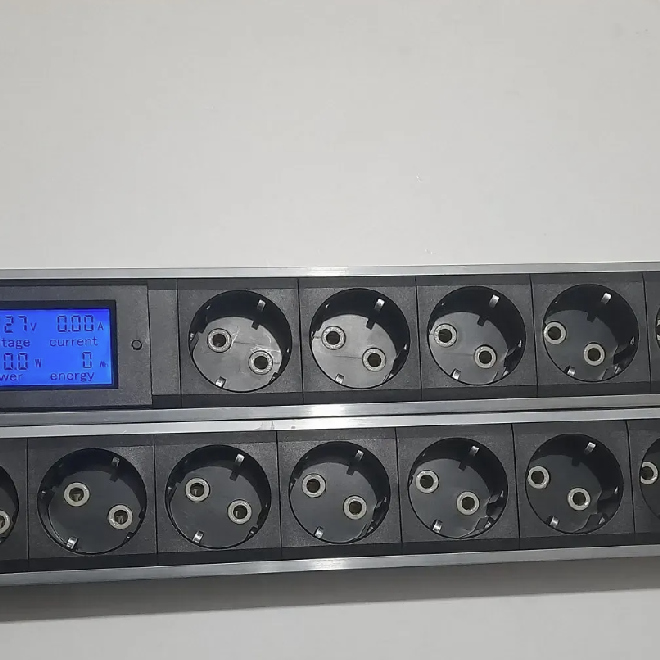 19" 1.5U PDU s kablom i prekidačem PP modul – 16A, 250V, MAX 3500W