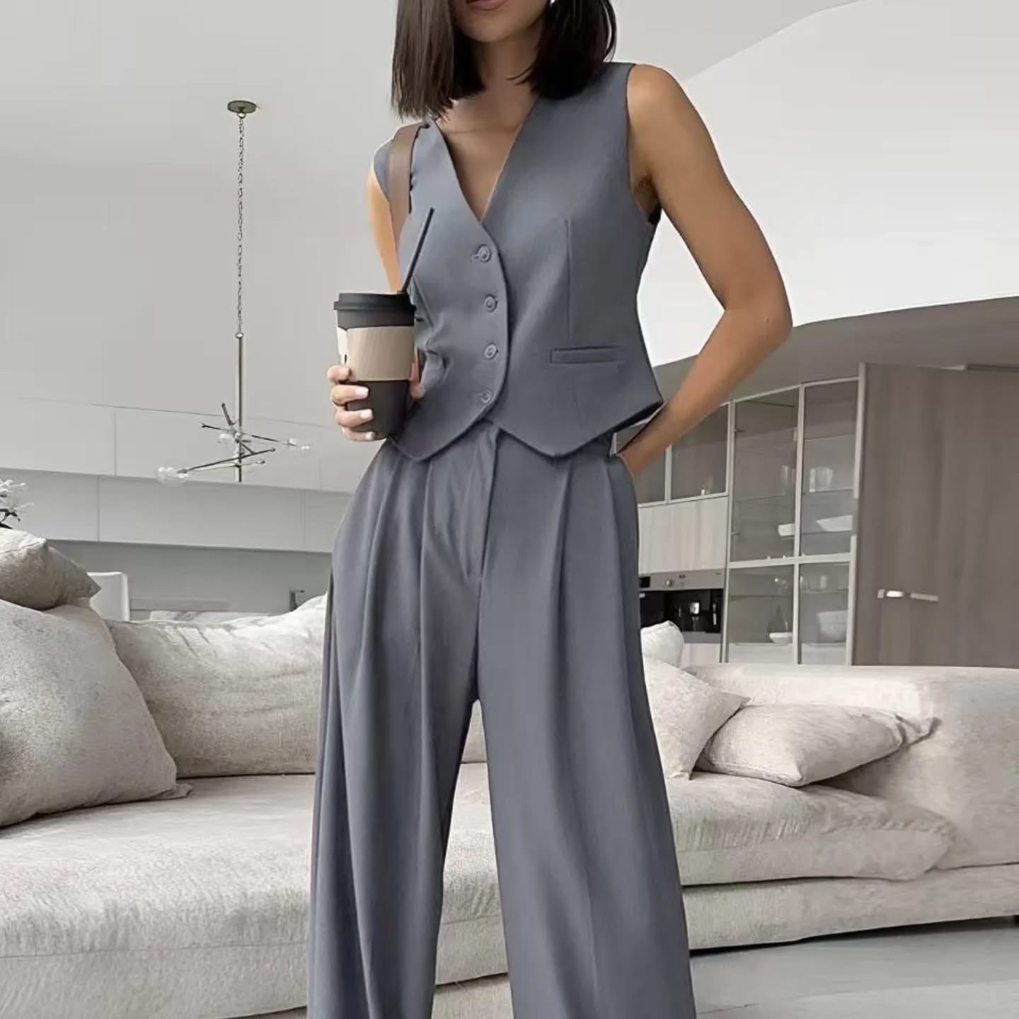 komplet prsluk i pantalone 